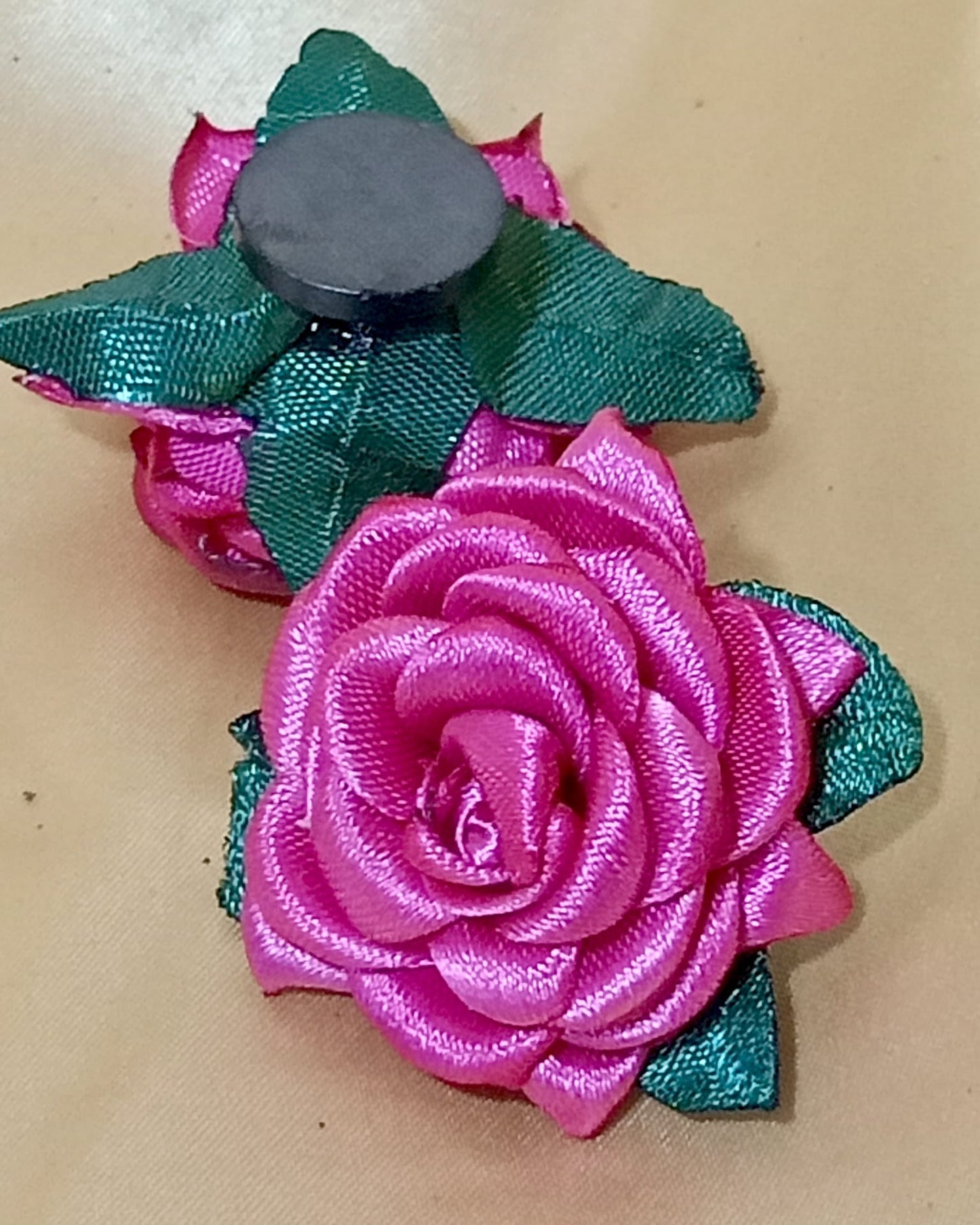 🌸 Imán Decorativo con Flor de Raso – Hecho a Mano