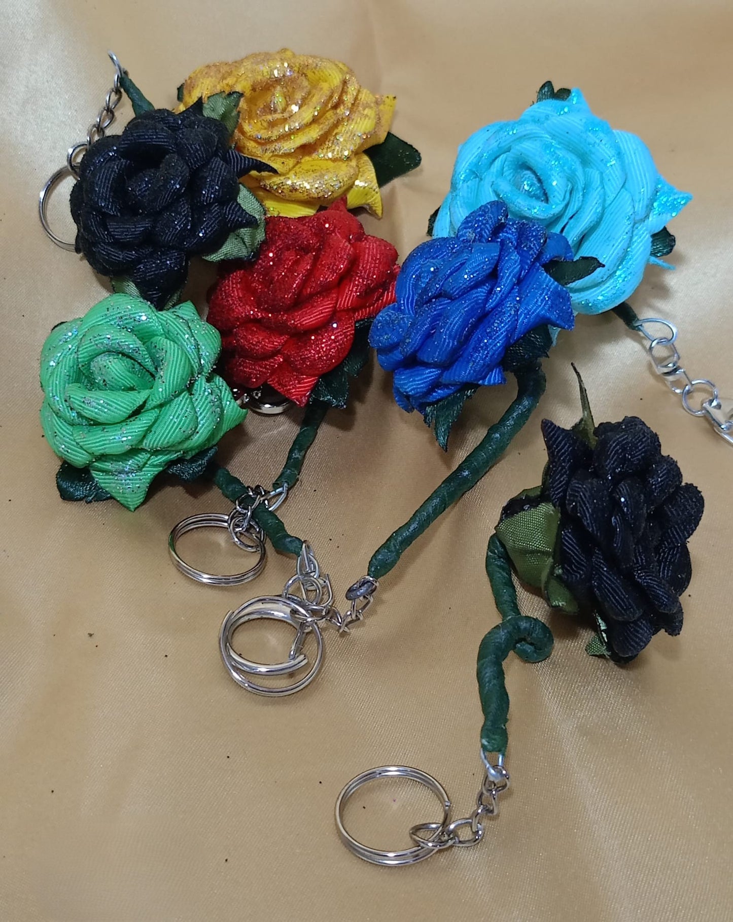 🌸 Llavero Flor de Raso – Hecho a Mano