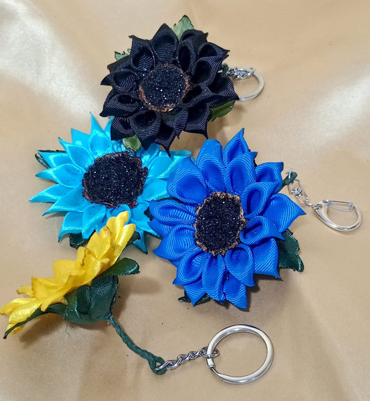 🌸 Llavero Flor de Raso – Hecho a Mano