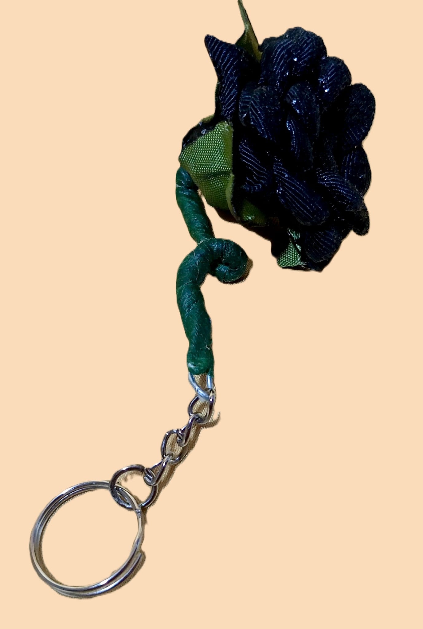 🌸 Llavero Flor de Raso con tallo